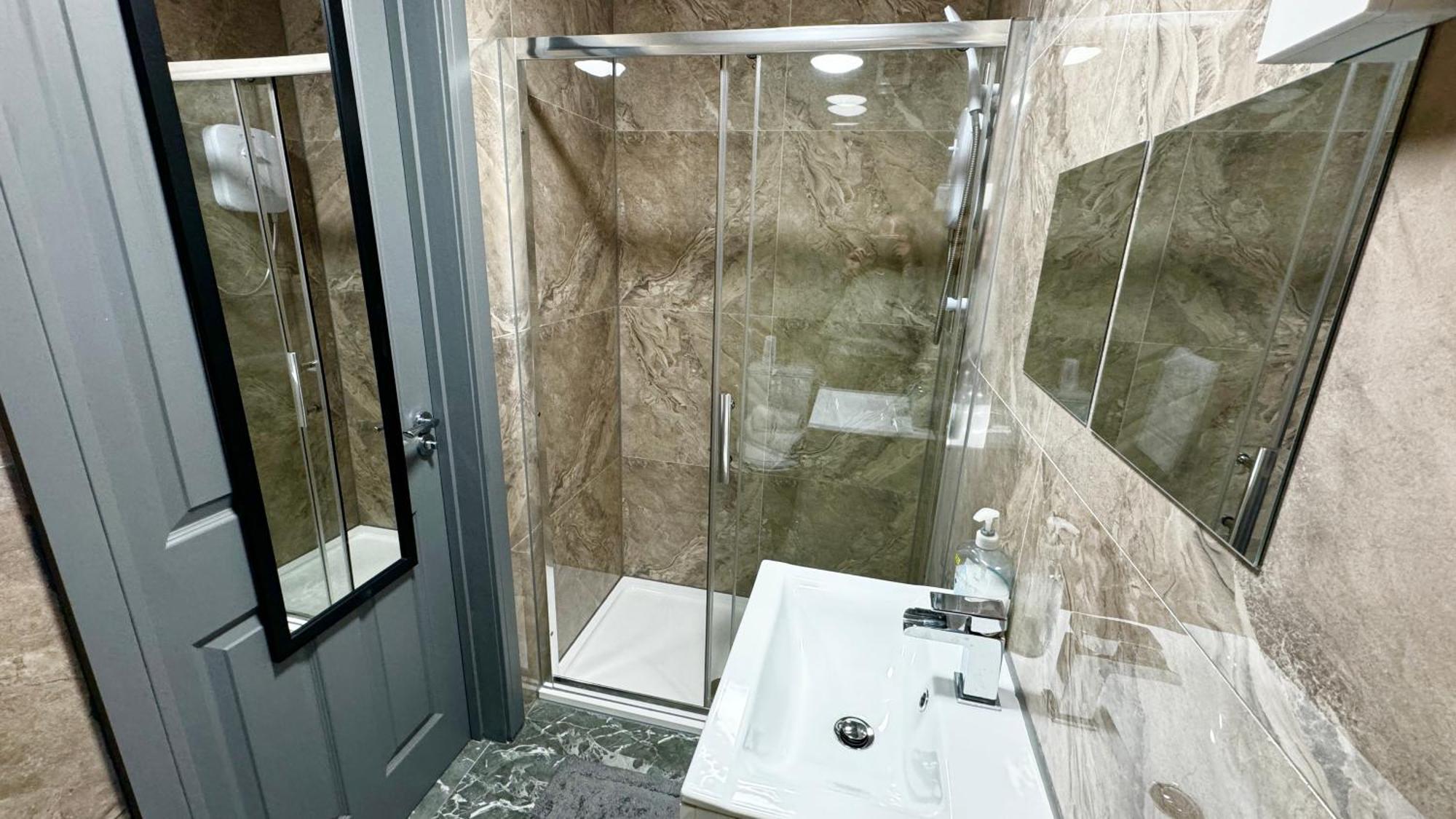 Rnm - Upgraded Business Stay For Travelling Contractors, All Amenities, Private Access Entire Place, Kitchen & Washroom, Smart Tv, Easy Access, Parking Nearby Cradley Heath 외부 사진