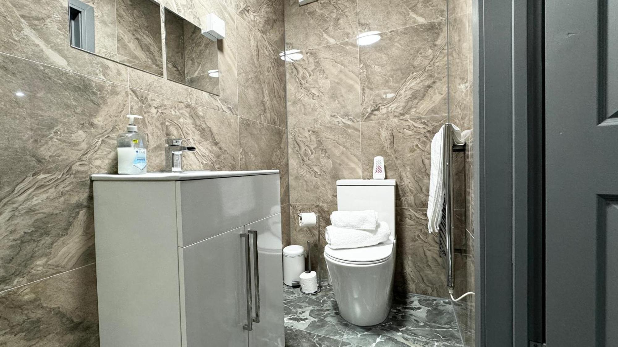 Rnm - Upgraded Business Stay For Travelling Contractors, All Amenities, Private Access Entire Place, Kitchen & Washroom, Smart Tv, Easy Access, Parking Nearby Cradley Heath 외부 사진