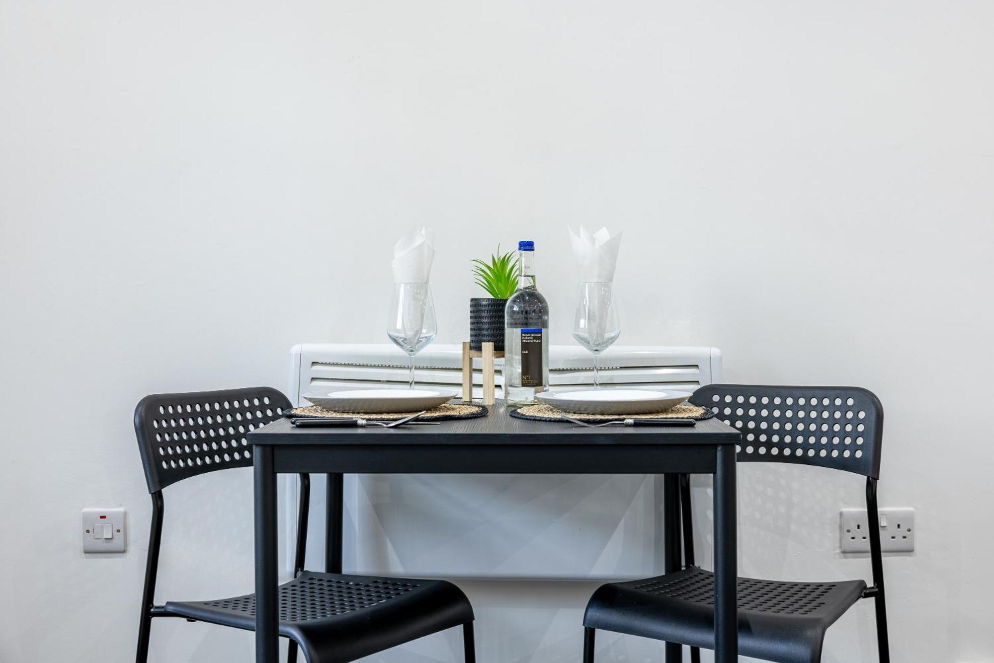 Rnm - Upgraded Business Stay For Travelling Contractors, All Amenities, Private Access Entire Place, Kitchen & Washroom, Smart Tv, Easy Access, Parking Nearby Cradley Heath 외부 사진