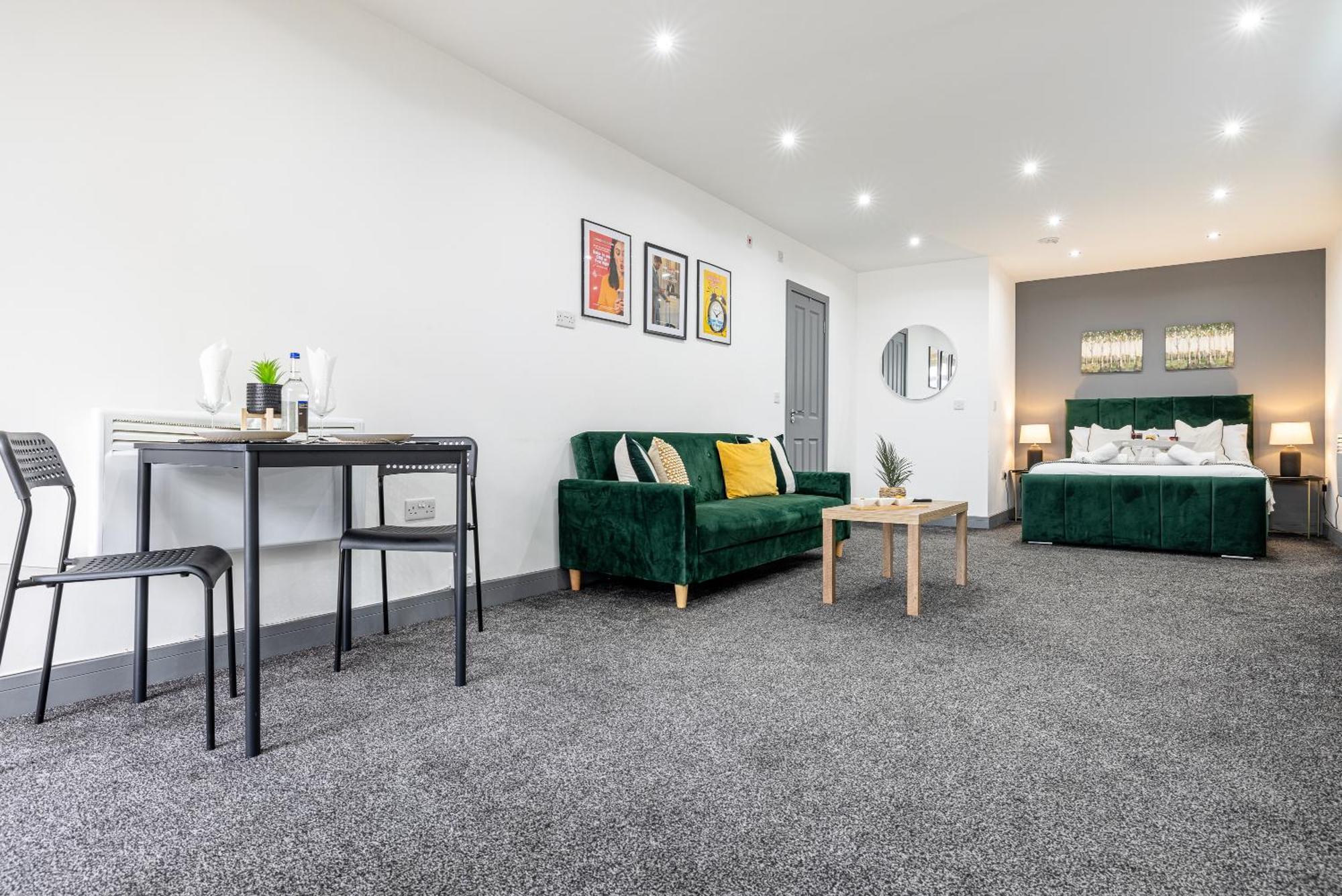 Rnm - Upgraded Business Stay For Travelling Contractors, All Amenities, Private Access Entire Place, Kitchen & Washroom, Smart Tv, Easy Access, Parking Nearby Cradley Heath 외부 사진