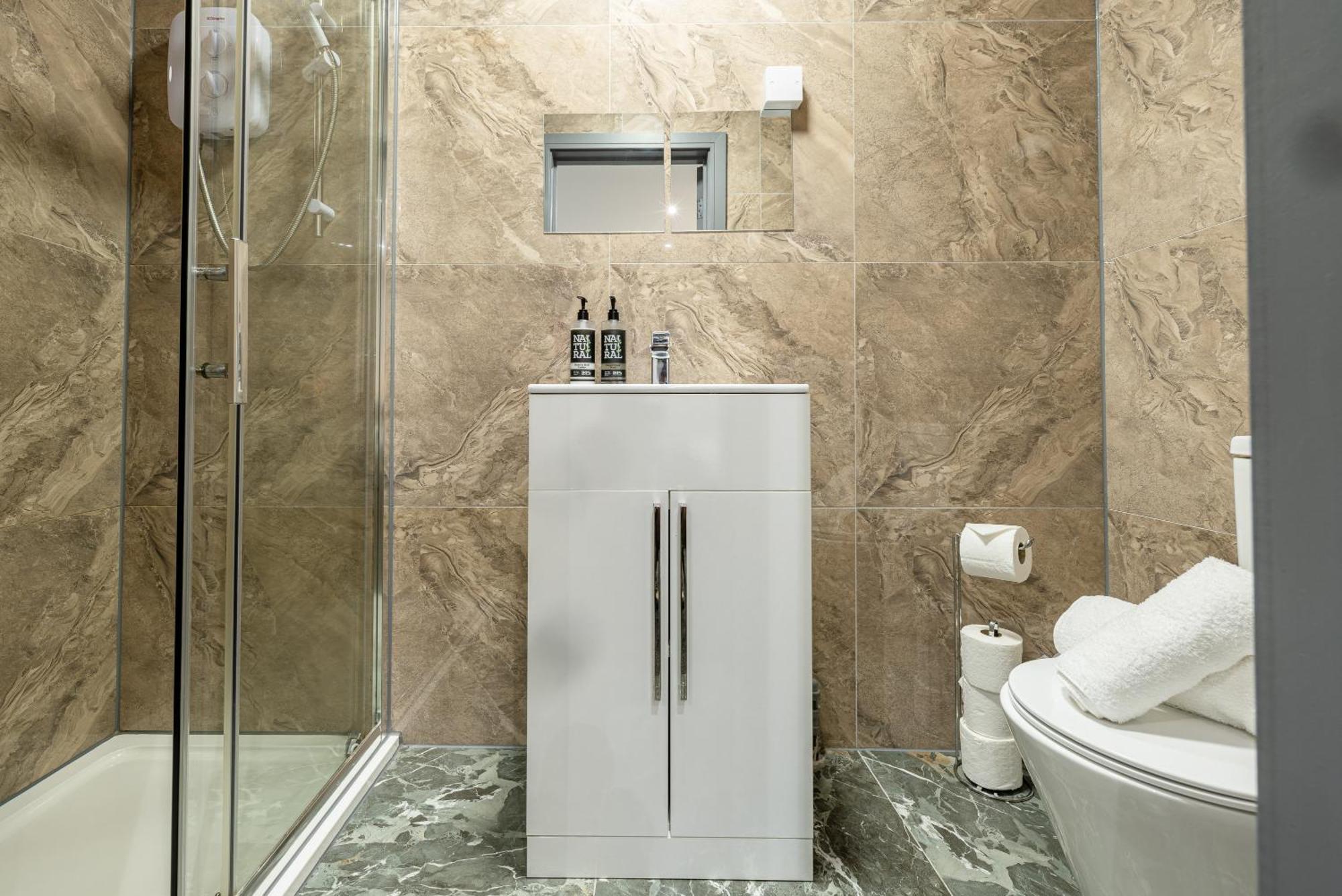 Rnm - Upgraded Business Stay For Travelling Contractors, All Amenities, Private Access Entire Place, Kitchen & Washroom, Smart Tv, Easy Access, Parking Nearby Cradley Heath 외부 사진