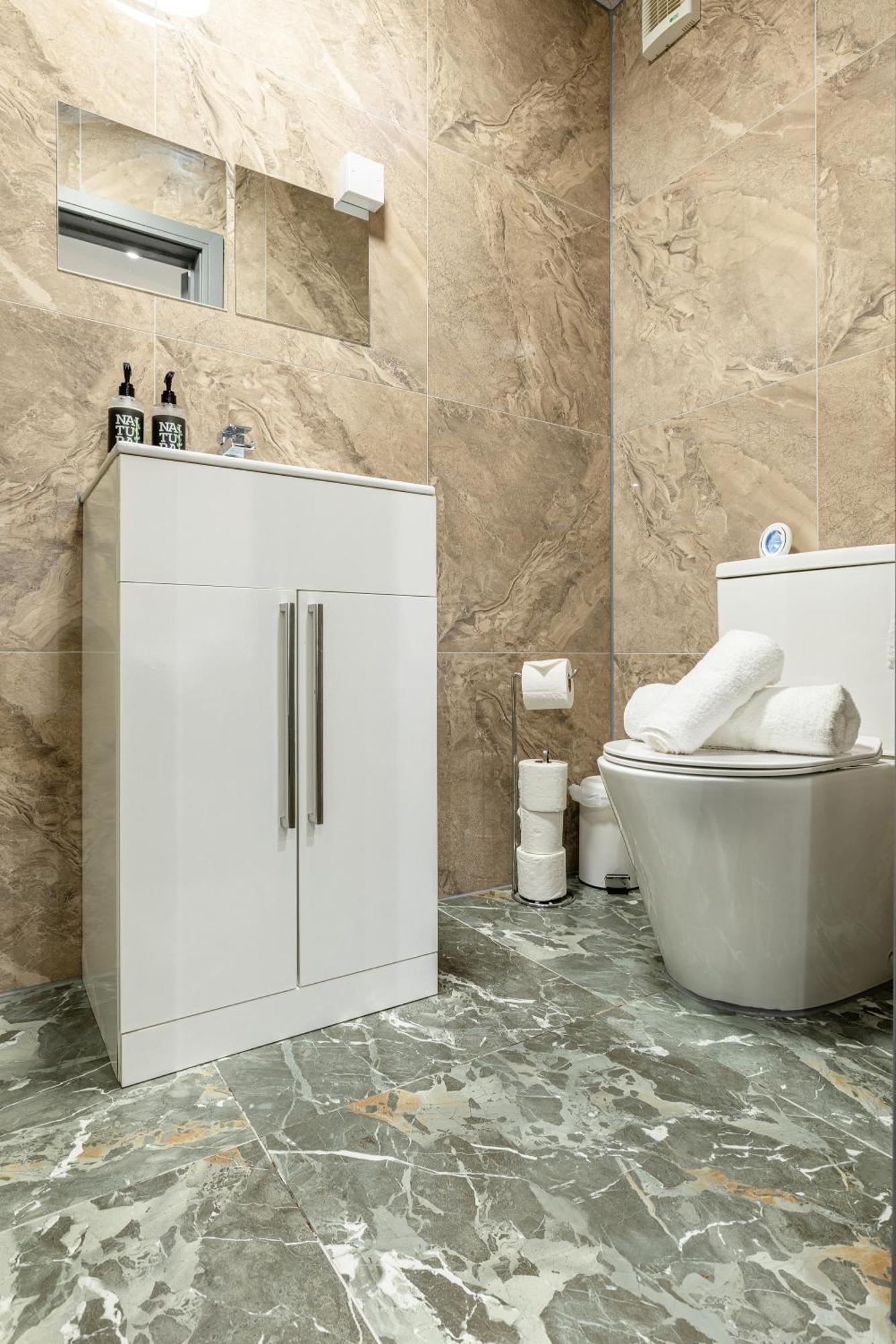 Rnm - Upgraded Business Stay For Travelling Contractors, All Amenities, Private Access Entire Place, Kitchen & Washroom, Smart Tv, Easy Access, Parking Nearby Cradley Heath 외부 사진