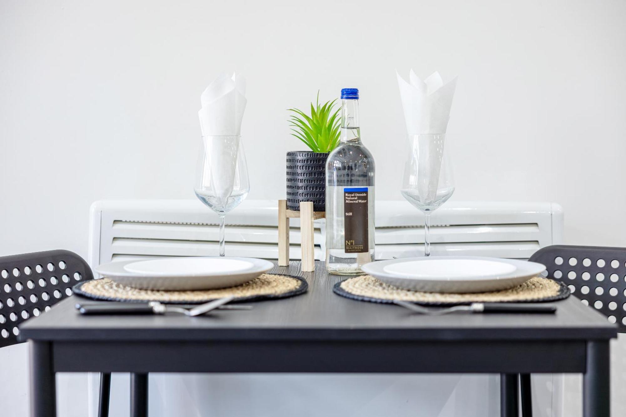 Rnm - Upgraded Business Stay For Travelling Contractors, All Amenities, Private Access Entire Place, Kitchen & Washroom, Smart Tv, Easy Access, Parking Nearby Cradley Heath 외부 사진